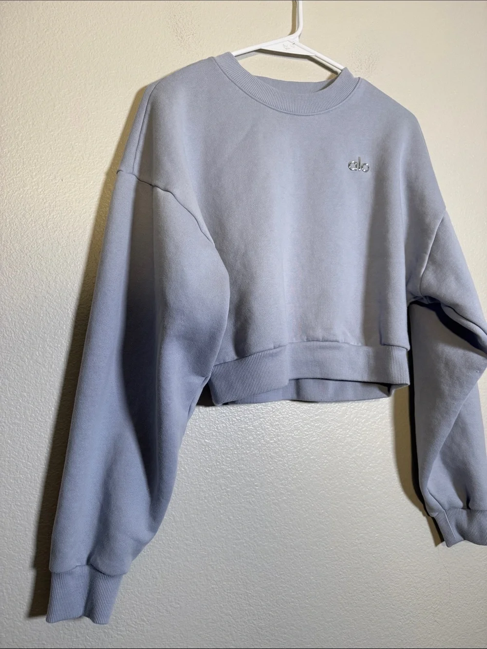ALO Yoga Cropped Accolade Crewneck in Winter Frost - S EST.